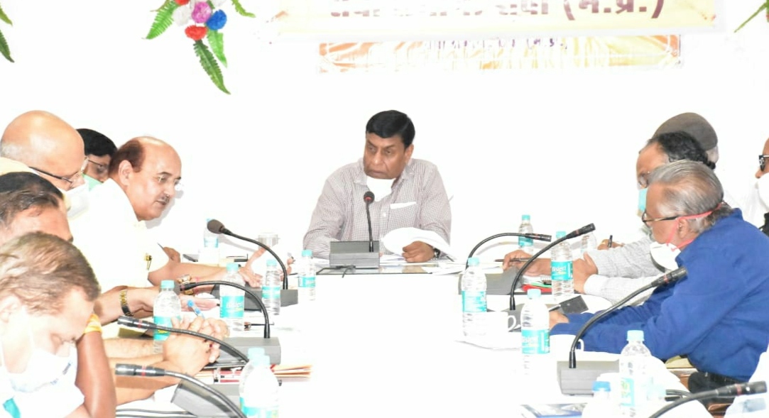 पदभार लेते ही एक्शन में रीवा कमिश्नर, लापरवाह अधिकारी को दिया दो वेतन वृद्धियां रोकने का नोटिस, विभागीय योजनाओं की समीक्षा की 