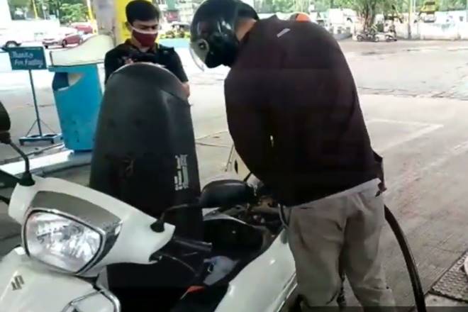 स्व-सेवा पेट्रोल पंप पुणे में शुरू हुआ, COVID-19 के प्रसार को रोकने में मदद करने के लिए यह पहल की गई है स्व-सेवा पेट्रोल पंप पुणे में शुरू हुआ, COVID-19 के प्रसार को रोकने में मदद करने के लिए यह पहल की गई है