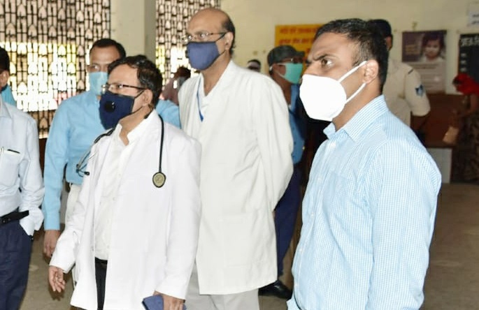 औचक निरीक्षण के लिए अचानक SGMH पहुंचे रीवा कलेक्टर, अब इन्हे लगाई फटकार