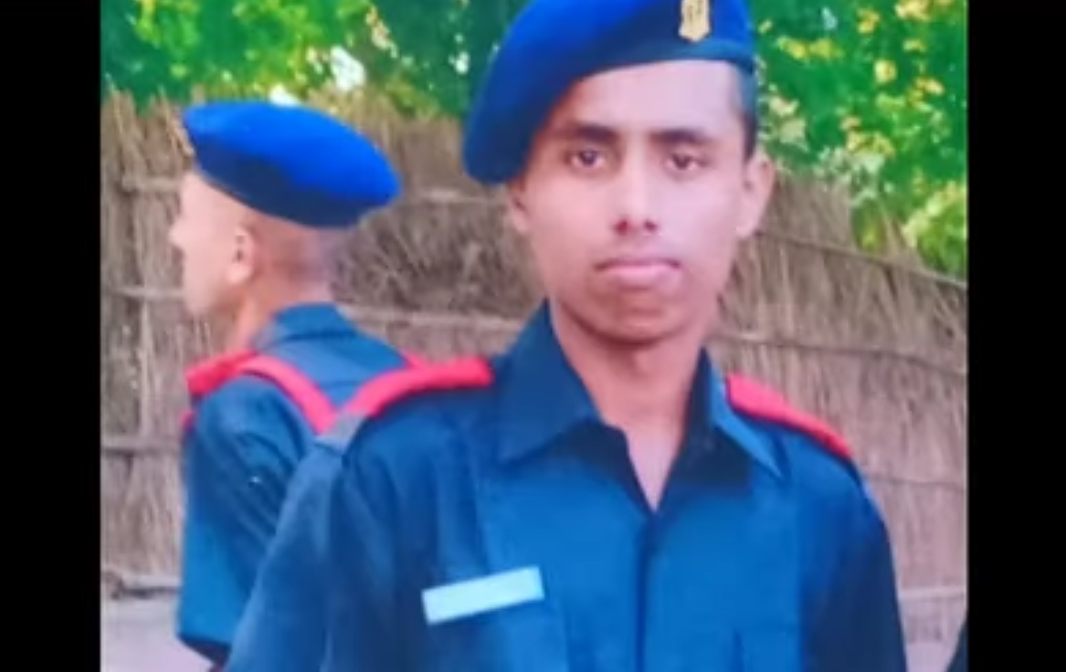 रीवा: देश के लिए लड़ते हुए शहीद हुए दीपक सिंह के परिजनों को एक करोड़ की सम्मान राशि सौंपी गई रीवा: देश के लिए लड़ते हुए शहीद हुए दीपक सिंह के परिजनों को एक करोड़ की सम्मान राशि सौंपी गई