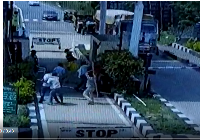 SATNA में खुलेआम गुंडागर्दी, टोल प्लाजा में चले लाठी-डंडे, पढ़िए