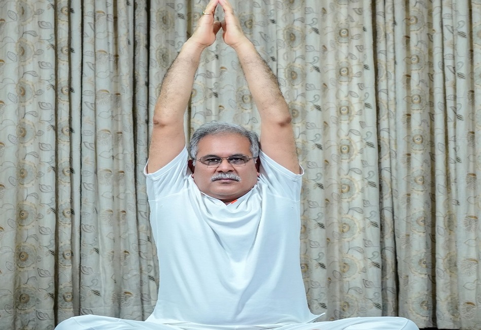 रायपुर : मुख्यमंत्री भूपेश बघेल ने अंतर्राष्ट्रीय योग दिवस पर अपने निवास में किया योगाभ्यास