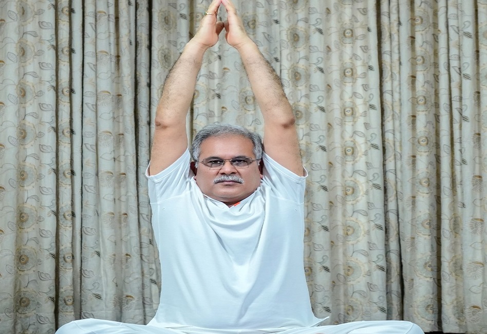 रायपुर : मुख्यमंत्री भूपेश बघेल ने अंतर्राष्ट्रीय योग दिवस पर अपने निवास में किया योगाभ्यास