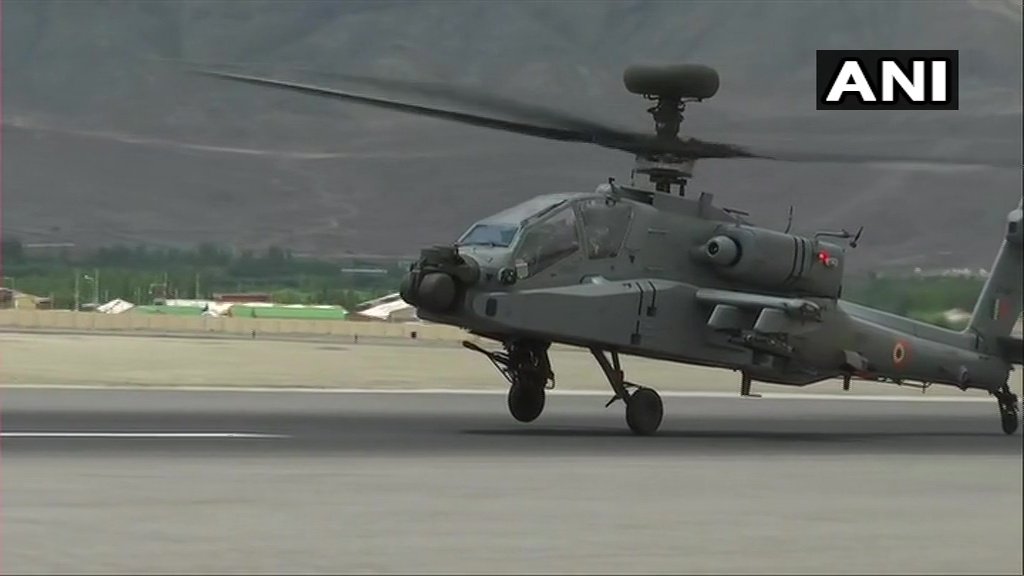 भारत-चीन सीमा के पास एक फॉरवर्ड एयर बेस पर उड़ान भरता भारतीय वायु सेना (IAF) का Su-30MKI लड़ाकू विमान और अपाचे हेलीकाप्टर भारत-चीन सीमा के पास एक फॉरवर्ड एयर बेस पर उड़ान भरता भारतीय वायु सेना (IAF) का Su-30MKI लड़ाकू विमान और अपाचे हेलीकाप्टर