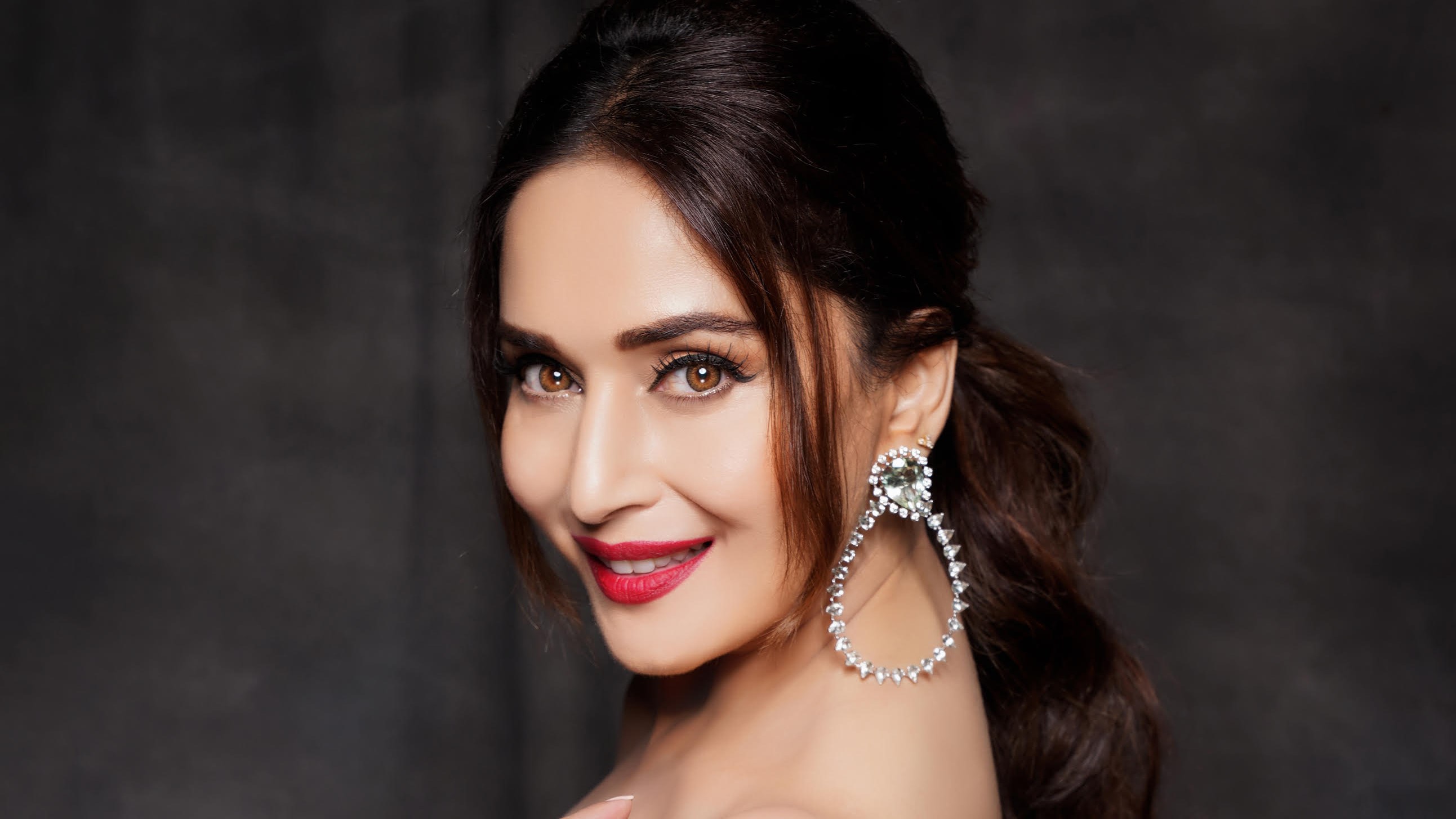 Madhuri Dixit के साथ KISSING सीन करते वक्त ये अभिनेता नहीं रोक पाया अपने आप को, और बेकाबू होकर....