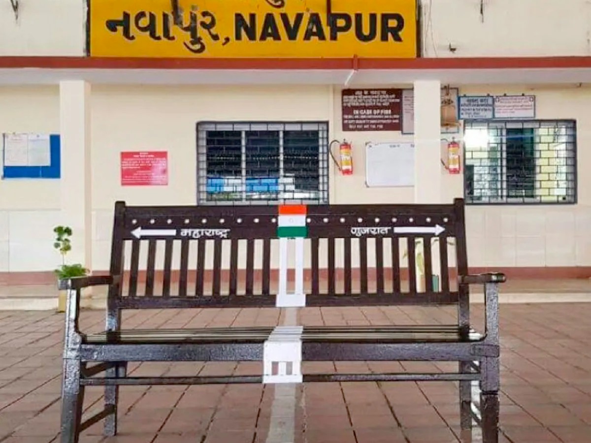 क्या आप जानते हैं, देश में एक रेलवे स्टेशन ऐसा भी है जो दो राज्यों में स्थित है? आधा गुजरात तो आधा महाराष्ट्र में क्या आप जानते हैं, देश में एक रेलवे स्टेशन ऐसा भी है जो दो राज्यों में स्थित है? आधा गुजरात तो आधा महाराष्ट्र में