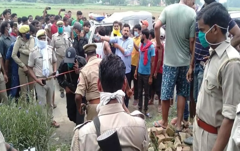 कानपुर में 8 पुलिसकर्मियों की हत्या के बाद अब प्रयागराज में एक ही परिवार के चार लोगों का क़त्ल, एक गंभीर कानपुर में 8 पुलिसकर्मियों की हत्या के बाद अब प्रयागराज में एक ही परिवार के चार लोगों का क़त्ल, एक गंभीर