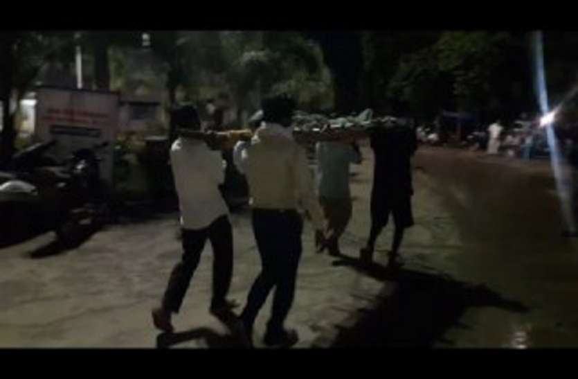 शर्मनाक / विंध्य के सबसे बड़े अस्पताल SGMH में Ambulance नहीं, परिजन कंधे पर लेकर गए शव