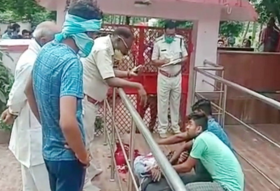 सतना / रिटायर्ड फौजी ने मंदिर में खुद को मारी गोली, मौके पर मौत, घटना की फुटेज CCTV में कैद