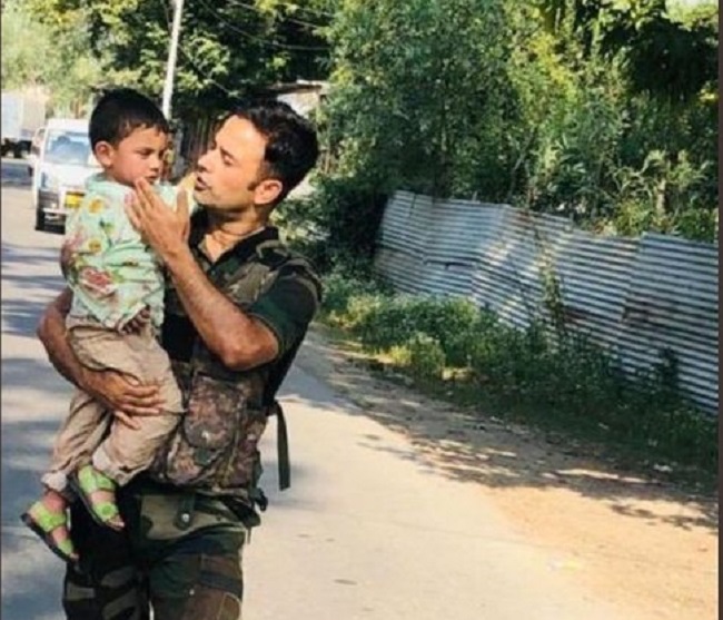 सोपोर एनकाउंटर के दौरान जम्मू-कश्मीर पुलिस द्वारा 3 साल के बच्चे को गोली लगने से बचाया गया; तस्वीर वायरल