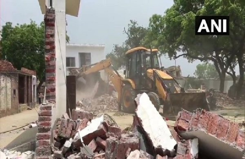 विकास दुबे के घर की दीवारों से भारी मात्रा में निकली ऐसी चीजे, कानपुर पुलिस ने दी चौकाने वाली जानकारी