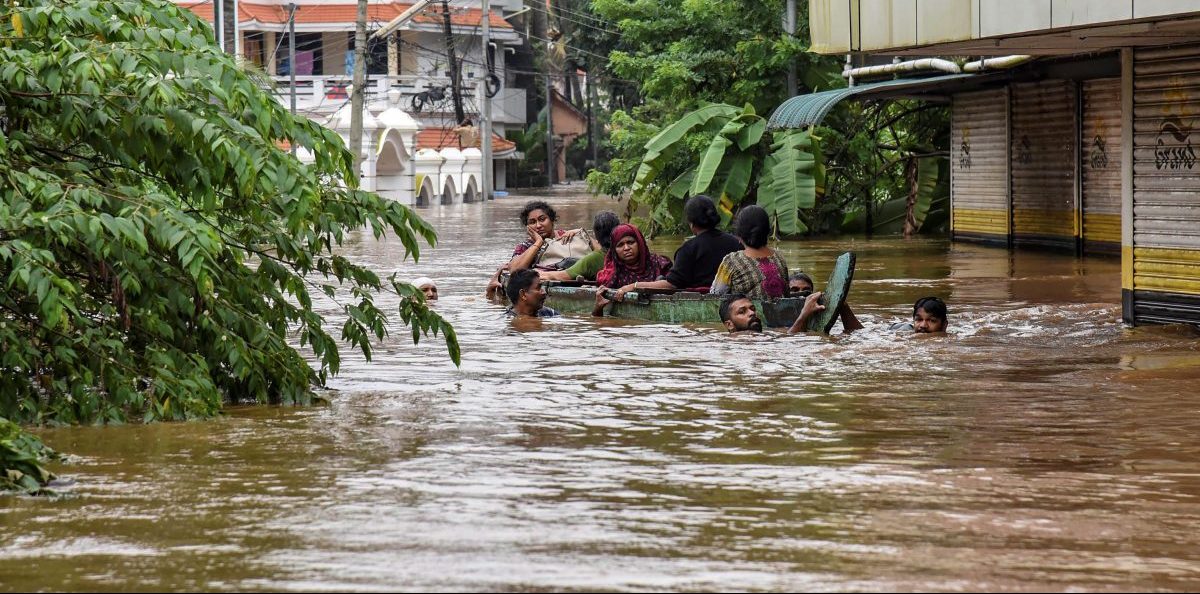 देखें : केरल में भीषण बारिश के कारण बाढ़ से राज्य में भारी नुकसान