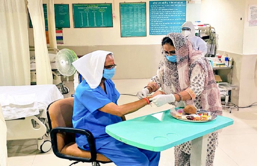 SHIVRAJ ने अस्पताल में मनाया रक्षाबंधन, मंत्री भदौरिया की पत्नी और नर्स ने तिलक किया, राखी बांधी..
