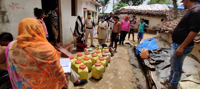 रीवा जिले में अवैध शराब के विरुद्ध आबकारी विभाग की वृत्त चाकघाट में कार्यवाही