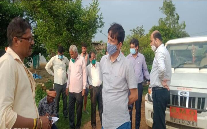 REWA: बरहा गांव पहुचा प्रशासन अमला, टूटी सड़क बनवाने का आश्वासन दिया गया, RewaRiyasat.com का असर