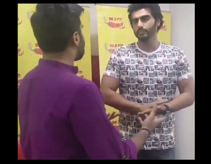 जब आर जे के सवाल पर भड़क उठे एक्टर अर्जुन कपूर, मारा जोरदार थप्पड़, तोड़ डाला कैमरा, देखे वीडियों