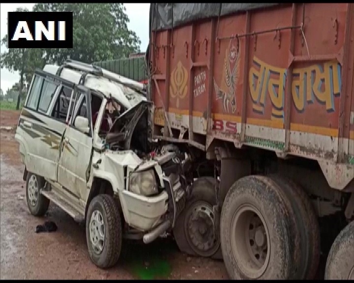 कार और ट्रक की टक्कर में 4 लोगों की मौत,5 घायल