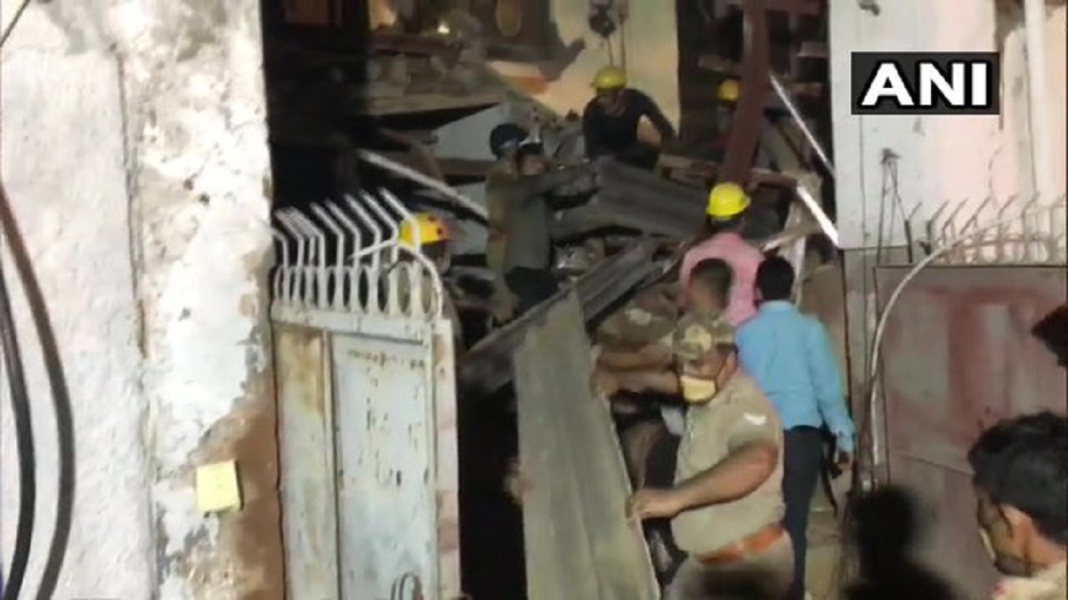 नोएडा में इमारत गिरने की घटना में 2 लोगो की मौत,5 को रेस्क्यू किया गया