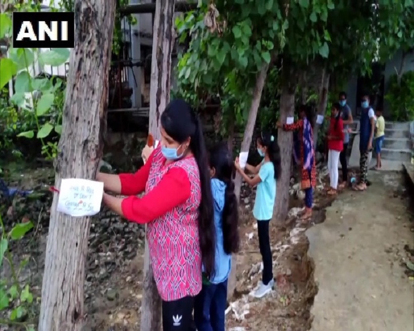 मुरादाबाद की छात्राओं ने पेड़ों को राखी बांधी दिया पर्यावरण संरक्षण का सन्देश