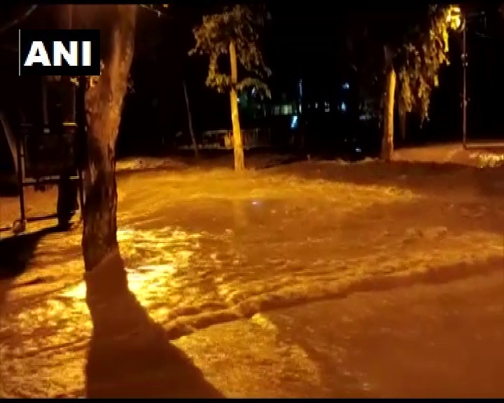 चित्रकूट : मं​दाकिनी नदी का जलस्तर बढ़ने से घाट के किनारे कई दुकानें पानी में डूबी