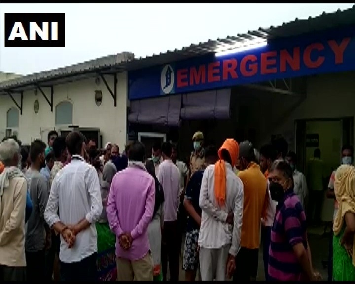 अपनी मां को बस स्टॉप पर छोड़ने आए लड़के को बदमाशों ने गोली मारी