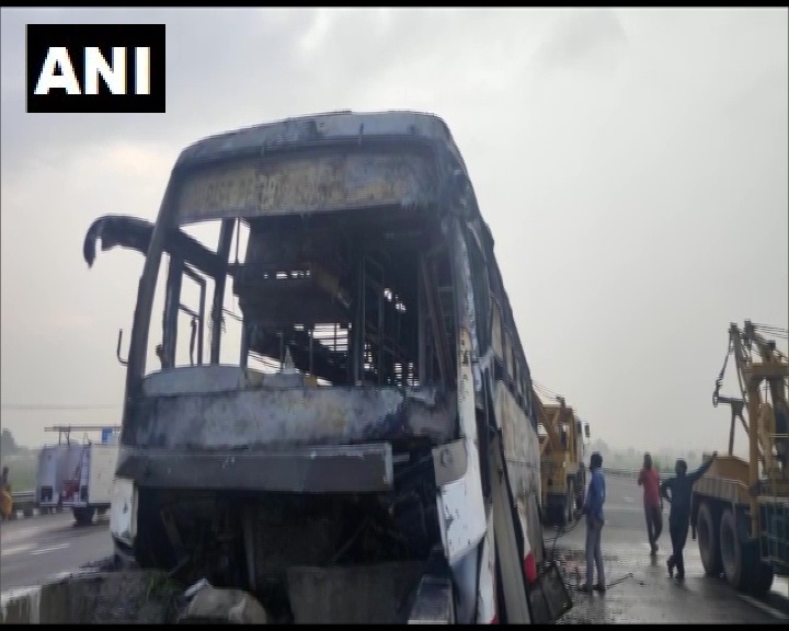 बिहार से गुजरात जा रही एक डबल डेकर बस में आग लगने से 1 की मौत, 2 घायल