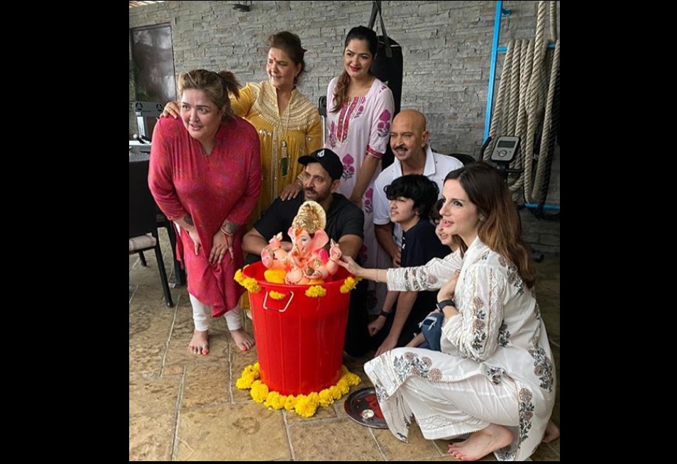 ऋतिक रोशन ने फैमिली संग घर में गजानन को किया विसर्जित, तस्वीरें हुई वायरल ऋतिक रोशन ने फैमिली संग घर में गजानन को किया विसर्जित, तस्वीरें हुई वायरल