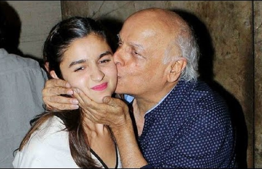 अपनी बेटी Pooja को Kiss करके Mahesh Bhatt ने मचाया था हड़कंप, अब Alia Bhatt को भी...