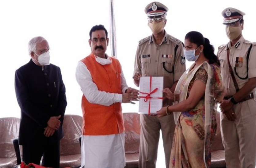 मध्यप्रदेश: शहादत व्यर्थ नहीं गई कोरोना वॉरियर्स की पत्नी और बेटी को मिला सरकारी नौकरी का नियुक्ति पत्र मध्यप्रदेश: शहादत व्यर्थ नहीं गई कोरोना वॉरियर्स की पत्नी और बेटी को मिला सरकारी नौकरी का नियुक्ति पत्र