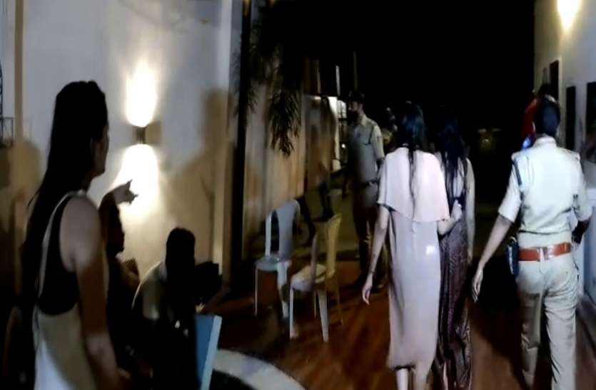 MP: नशे में धुत 5 लड़कियां 11 लड़को के साथ कर रही थी अय्याशियां फिर पहुंची पुलिस तो... MP: नशे में धुत 5 लड़कियां 11 लड़को के साथ कर रही थी अय्याशियां फिर पहुंची पुलिस तो...