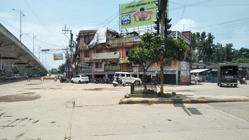 REWA: लॉकडाउन का पांचवा और आखरी दिन सड़को में पसरा सन्नटा, मेडिकल दुकानों में लगी भीड़ REWA: लॉकडाउन का पांचवा और आखरी दिन सड़को में पसरा सन्नटा, मेडिकल दुकानों में लगी भीड़