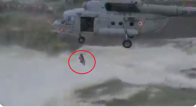 बाढ़ के कारण 12 घंटो से पेड़ पर फसे आदमी को भारतीय वायु सेना ने बचाया, देखिये वीडियो