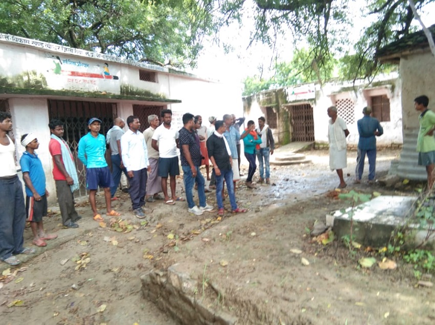 रीवा: बांस गांव के विद्यालय में अतिक्रमण का जायजा लेने पहुचे समाजसेवी