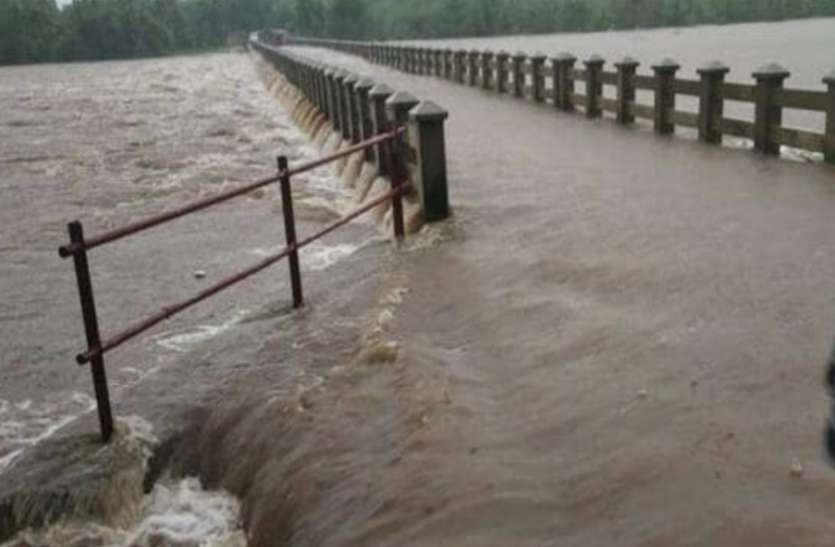 मध्यप्रदेश के 33 जिलों में भारी बारिश की चेतावनी, कई नदियाँ, सड़के डूबी, सीएम शिवराज ने बुलाई आपात बैठक