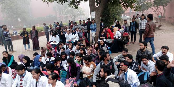 परीक्षा रद्द करने की मांग पर 4000 से ज्यादा छात्रों ने दिनभर भूख हड़ताल की, डरे छात्रों ने बताई अपनी परेशानी परीक्षा रद्द करने की मांग पर 4000 से ज्यादा छात्रों ने दिनभर भूख हड़ताल की, डरे छात्रों ने बताई अपनी परेशानी