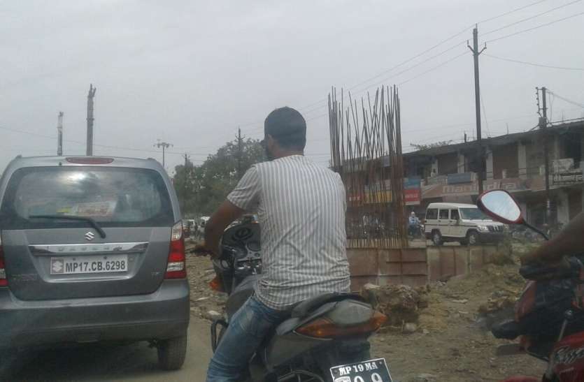 रीवा: सुरक्षा के इंतजाम शून्य, फ्लाइओवर बना जानलेवा, पढ़िए पूरी खबर रीवा: सुरक्षा के इंतजाम शून्य, फ्लाइओवर बना जानलेवा, पढ़िए पूरी खबर