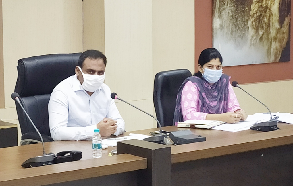 गांव में सड़क-नाली निर्माण कार्य प्राथमिकता से करायें - रीवा कलेक्टर डॉ. इलैयाराजा टी गांव में सड़क-नाली निर्माण कार्य प्राथमिकता से करायें - रीवा कलेक्टर डॉ. इलैयाराजा टी