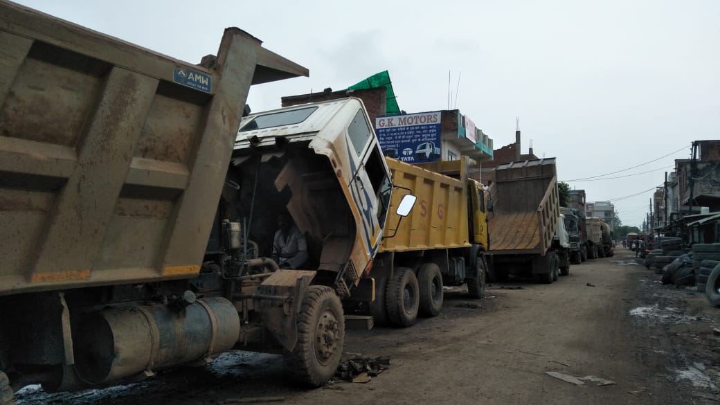 रीवा: लॉक डाउन ने तोड़ी ट्रांसपोर्टर्स की कमर, आज भी थमे हैं ट्रकों के पहिये