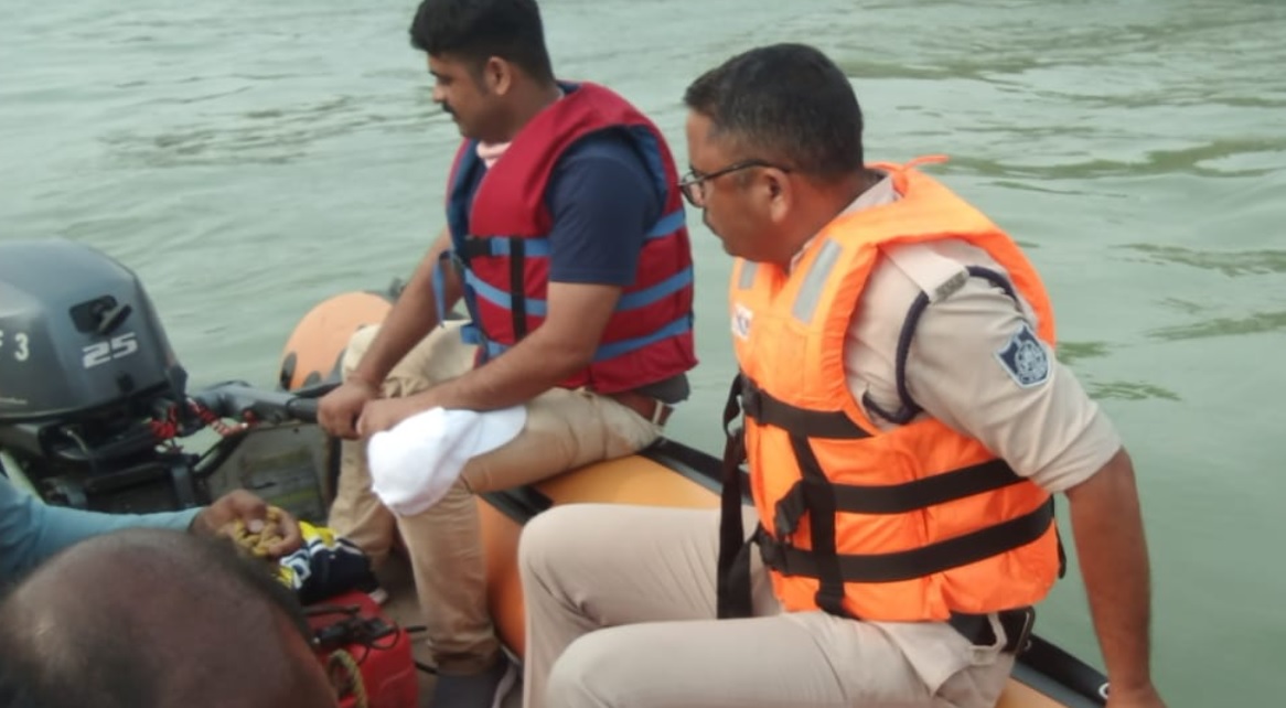 यूपी से पिकनिक मनाने क्योटी पहुंचे 6 युवकों की पानी में डूबने से मौत, 5 की मिली लाश, एक की तलाश जारी यूपी से पिकनिक मनाने क्योटी पहुंचे 6 युवकों की पानी में डूबने से मौत, 5 की मिली लाश, एक की तलाश जारी