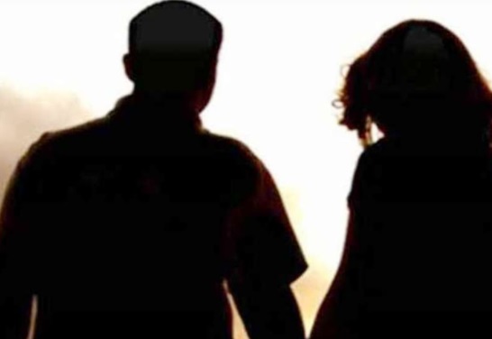 पत्नी को फोन कर पति बोलाः मुझे कोरोना हो गया है अब मैं नहीं बचूंगा, फिर इंदौर में गर्लफ्रेंड के साथ पकड़ाया पत्नी को फोन कर पति बोलाः मुझे कोरोना हो गया है अब मैं नहीं बचूंगा, फिर इंदौर में गर्लफ्रेंड के साथ पकड़ाया