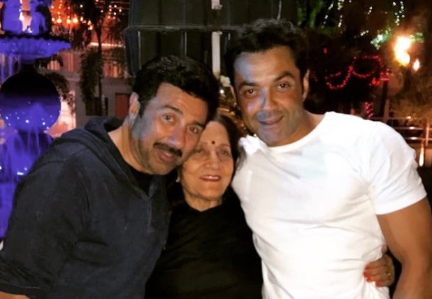 कुछ इस खास अंदाज में सनी देओल एवं बाॅवी देओल ने विश किया मां का बर्थडे, तस्वीर हुई वायरल कुछ इस खास अंदाज में सनी देओल एवं बाॅवी देओल ने विश किया मां का बर्थडे, तस्वीर हुई वायरल