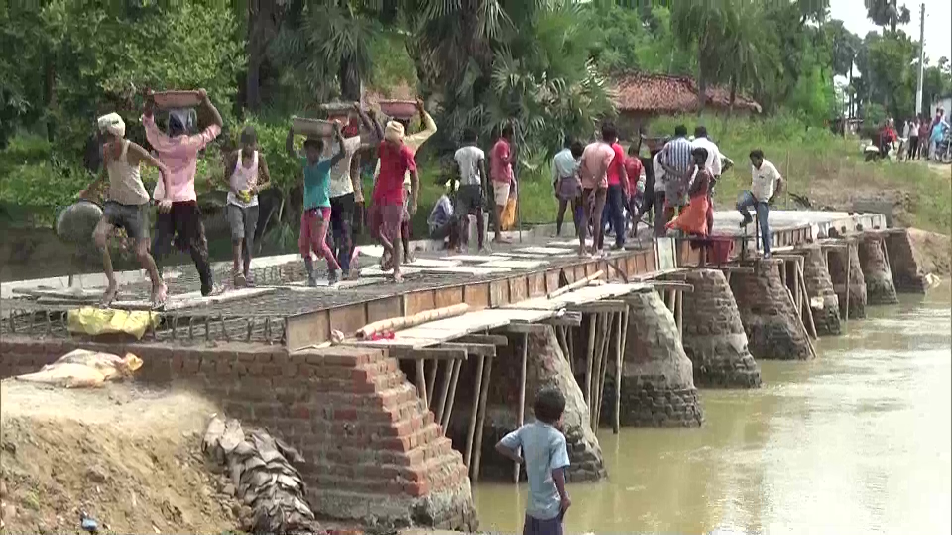 आत्मनिर्भर भारत ! 30 वर्षों से लंबित पुल , ग्रामीणों ने खुद किया निर्माण शुरू