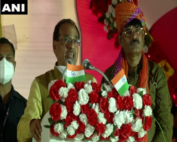 कमलनाथ पर बरसे CM शिवराज कहा कर्जा माफ का फ़र्ज़ी प्रमाण पत्र बांट कर किसानो को धोखा दिया कमलनाथ पर बरसे CM शिवराज कहा कर्जा माफ का फ़र्ज़ी प्रमाण पत्र बांट कर किसानो को धोखा दिया