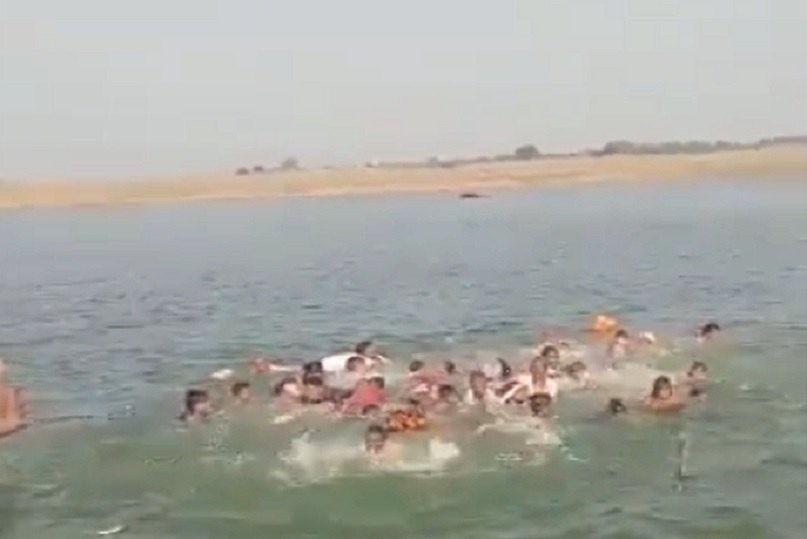 चंबल नदी में नाव डूबी, 7 के शव बरामद, कई लोग लापता, देखें डूबती नाव का वीडियो...