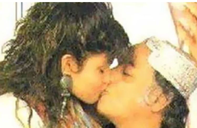 जब महेश भट्ट ने लिपकिस करते हुए कहा मै अपनी बेटी पूजा से शादी करूँगा, सब ने कहा ये सब क्या हो रहा है... जब महेश भट्ट ने लिपकिस करते हुए कहा मै अपनी बेटी पूजा से शादी करूँगा, सब ने कहा ये सब क्या हो रहा है...