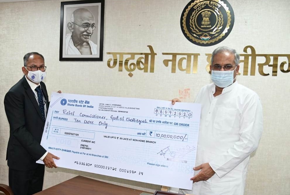 NMDC के CMD ने की CM बघेल से मुलाक़ात, मुख्यमंत्री राहत कोष में दिए 10 करोड़