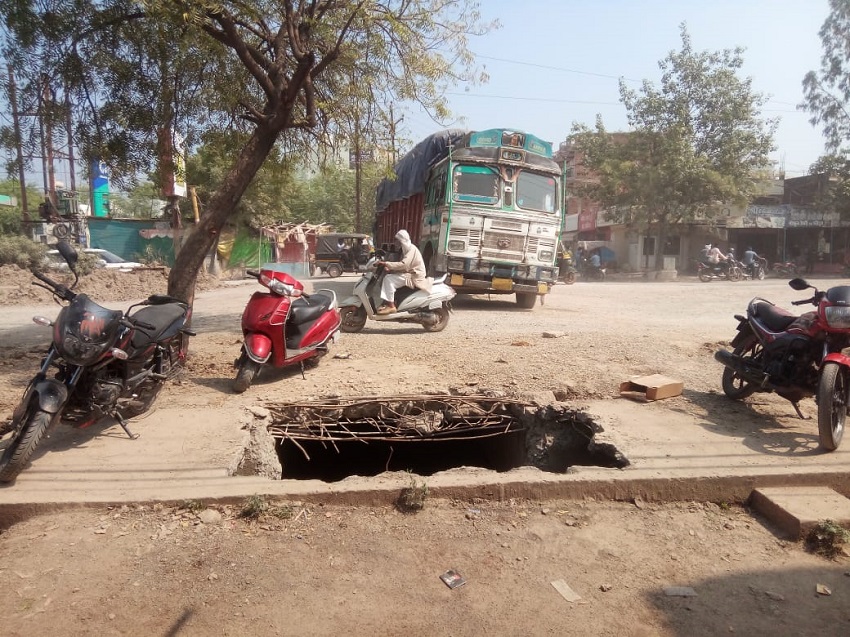 रीवा: नगर निगम की लापरवाही से जा सकती है जान, कभी भी हो सकता है बड़ा हादसा