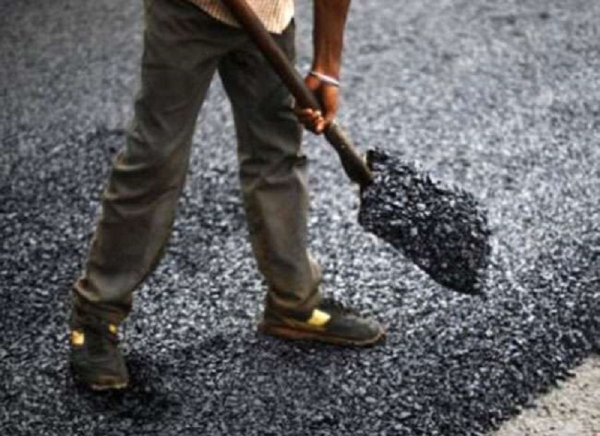 पहली ही बारिश में धंसी रीवा की ये करोडो रूपए की रोड, खुल गई गुणवत्ता की पोल...