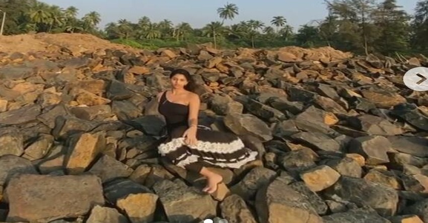 शाहरुख खान की बेटी सुहाना देने लगी पत्थरो में पोज़ तो फैंस ने कहा बस यही.... शाहरुख खान की बेटी सुहाना देने लगी पत्थरो में पोज़ तो फैंस ने कहा बस यही....