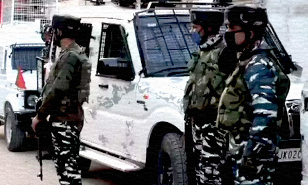 जम्मू-कश्मीर में आतंकवादियों ने तीन बीजेपी कार्यकर्ताओं की गोली मारकर हत्या कर दी